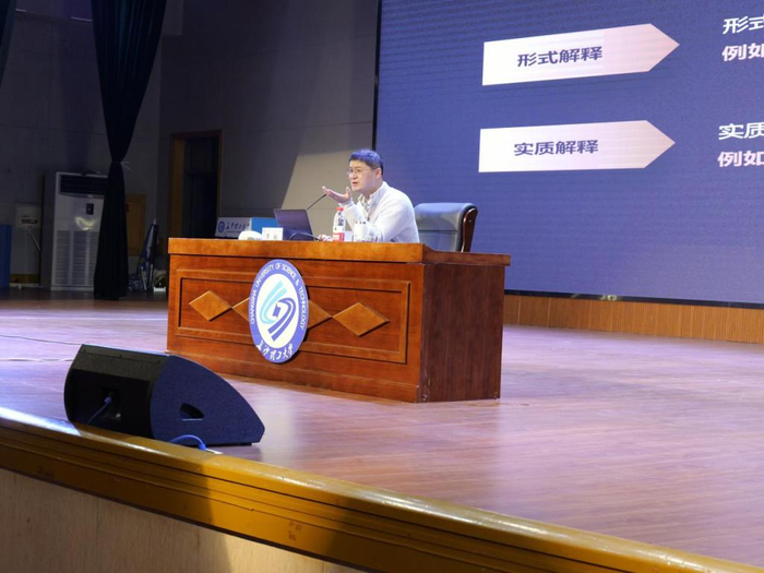 　　11月8日上午，长沙理工大学特别邀请到罗翔作《罪刑法定与刑法的解释》的专题讲座。长沙理工大学法学院网站 图