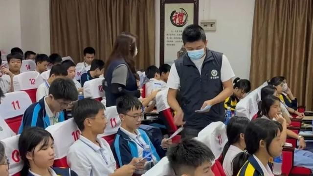 "防范新型毒品 认识依托咪酯"普法禁毒宣讲进校园|禁毒_新浪新闻