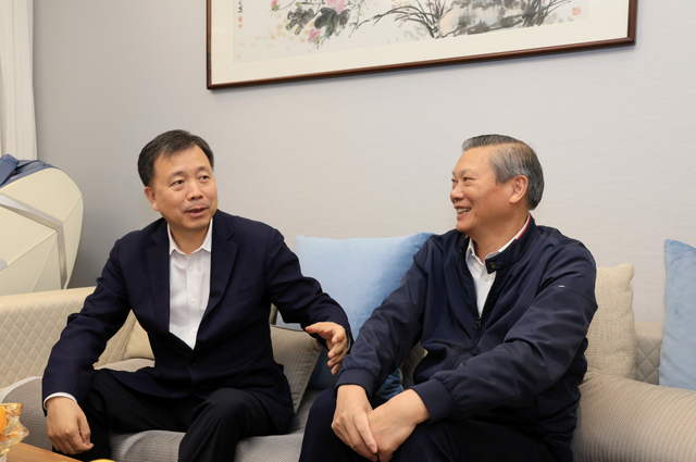 张振丰先后走访看望连正德,余梅生,包哲东,陈笑华等老干部.