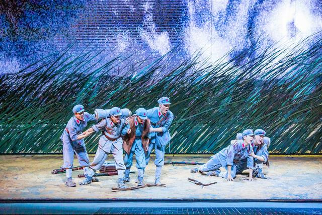 是什么在支撑着红军战士越雪山过草地,历经磨难而从未退缩?