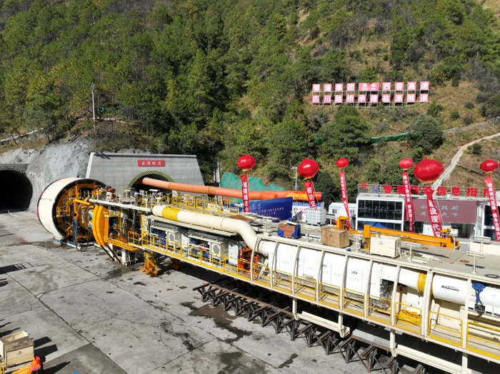 西南首台蜀畅一号步进西香高速盐源隧道