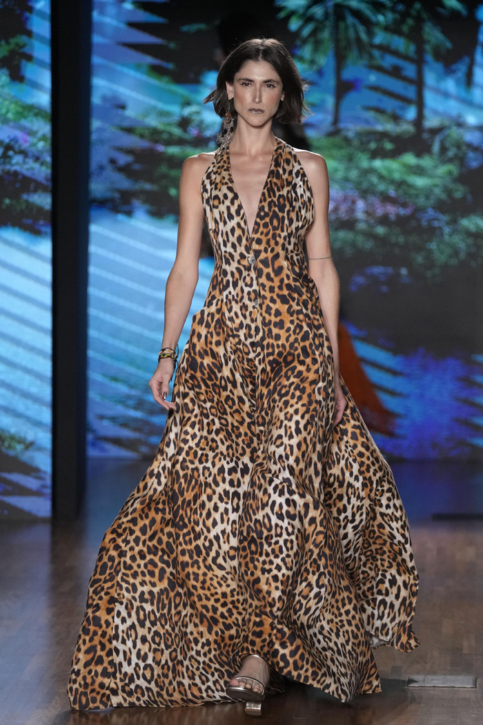 11月9日,模特在巴西圣保罗时装周上展示the paradise品牌的新款服装.