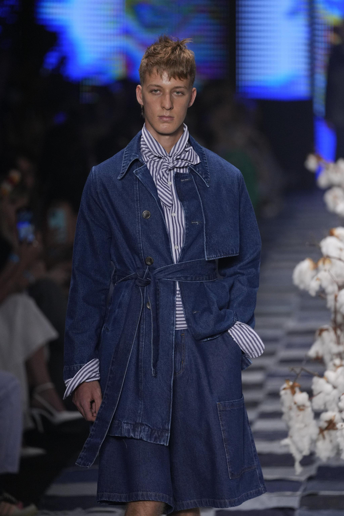 11月9日,模特在巴西圣保罗时装周上展示sou de algodao品牌的新款服装