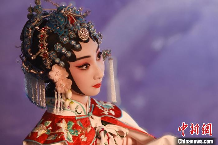 00后京剧花旦跨界混搭戏腔国风声入年轻人心