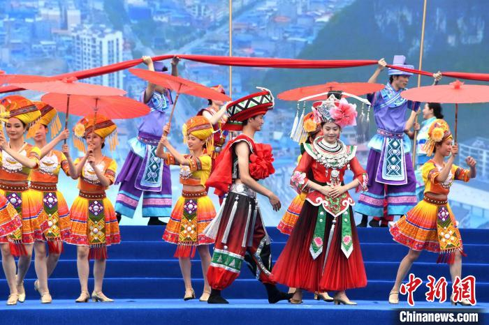 中国仫佬族欢庆"依饭节" 展示特色民族风情
