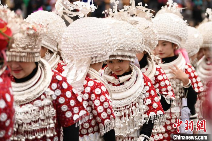 贵州黄平非遗芦笙会苗族银饰汇聚成银海