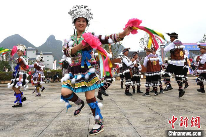 杨志雄 摄11月10日,广西河池市罗城仫佬族自治县举办传统节日"依饭节"