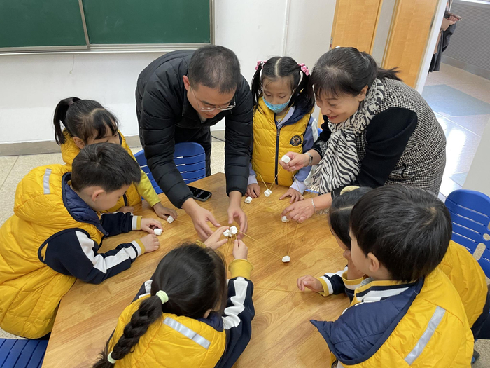 棉花糖意面塔游戏在快乐的气氛中进行。新京报记者 冯琪 摄