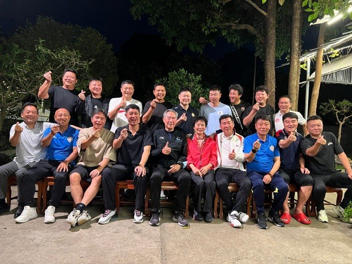 彭伟国晒老甲a球员合照,老帅戚务生c位&黎兵,于根伟亮相