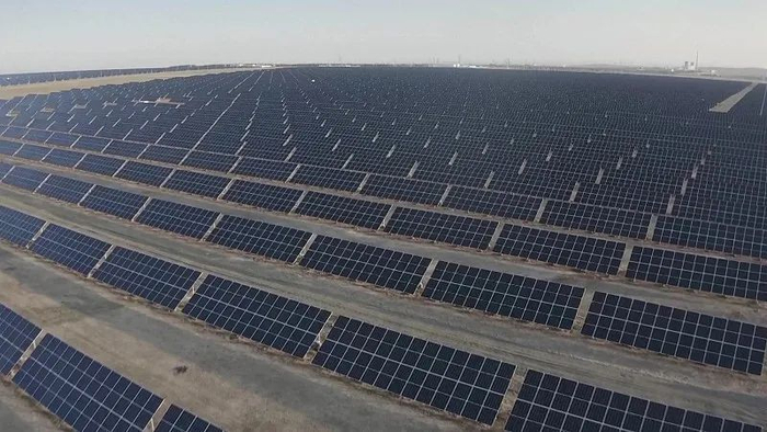 新疆航拍太阳能电池板资料图。