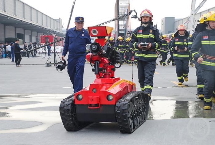 涡喷消防车,智能排爆机器人 高精尖装备亮相消防灭火救援演练