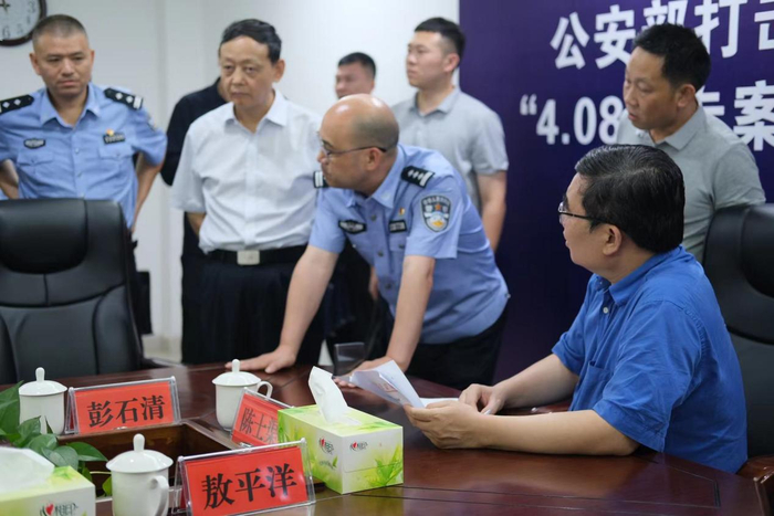湖南娄底市双峰县公安局，公安部刑侦局副局长陈士渠坐镇“4.08”专案集中抓捕行动指挥部。林平 摄