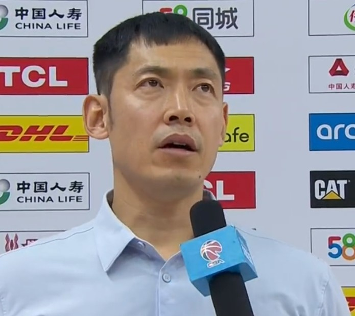 张庆鹏球员在每一个回合都全力以赴这也是年轻人应该做到的