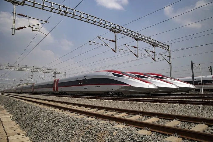 在印度尼西亚万隆，融合印尼本土文化设计制造的雅万高铁动车组整装待发。