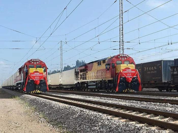 中老、中越铁路国际冷链货运班列双向首发。