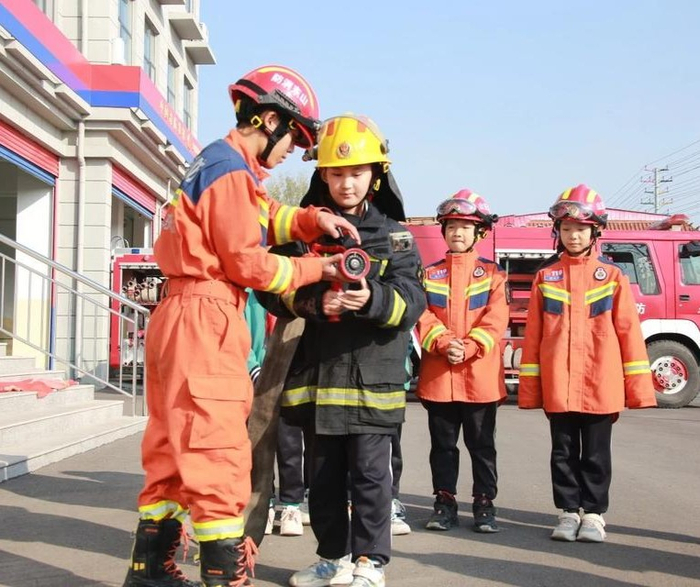 "红领巾"致敬"火焰蓝",临沂新桥小学走进消防站|消防员|消防站|临沂市