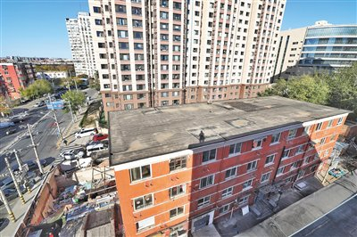 11月9日,丰台马家堡路68号院,即将改造的一栋老旧危楼(图中下方).