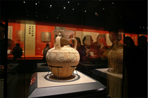 观众观赏喀什地区博物馆展出的北朝三耳压花陶罐 摄影/李元梅观众观赏