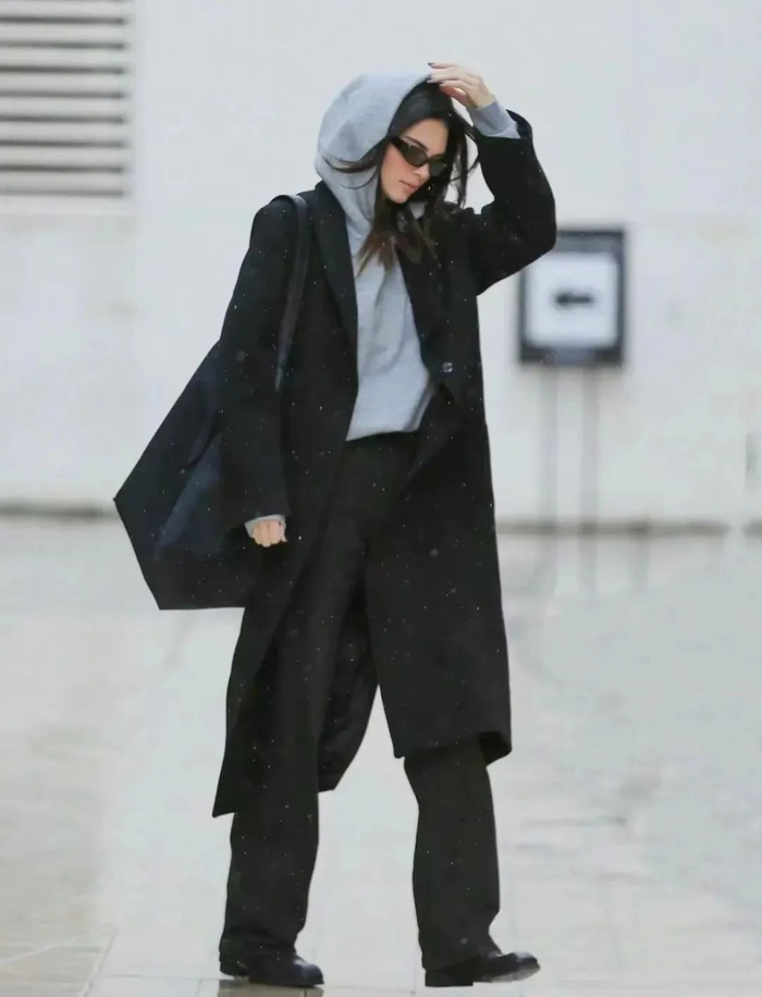 大衣搭配没点新意的话容易沉闷和轻熟,用卫衣作内搭,减龄之外能穿出