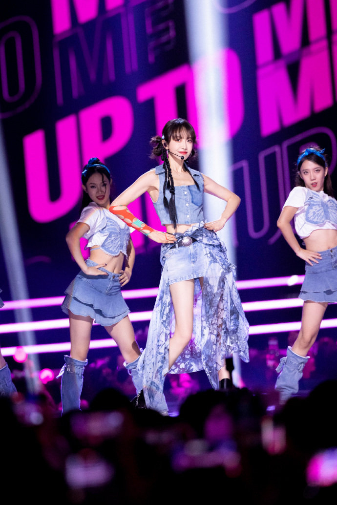 宋茜晚会女团风造型是谁梦回了我不说!