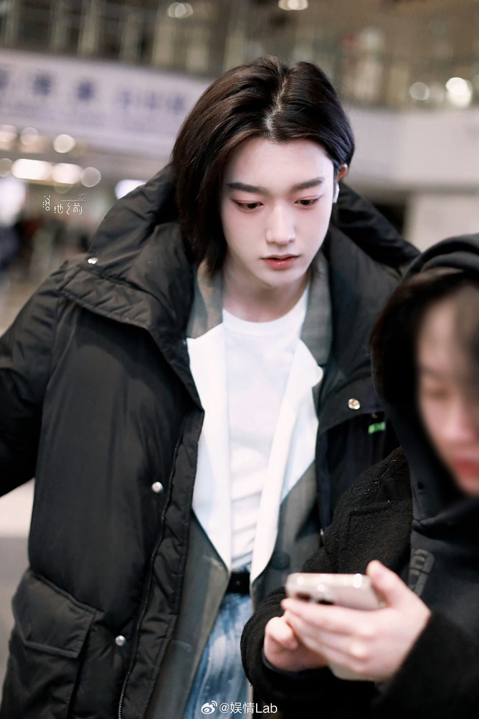 logo好像还在机场跟粉丝说"期待更多惊喜",一整个迫不及待了今日份