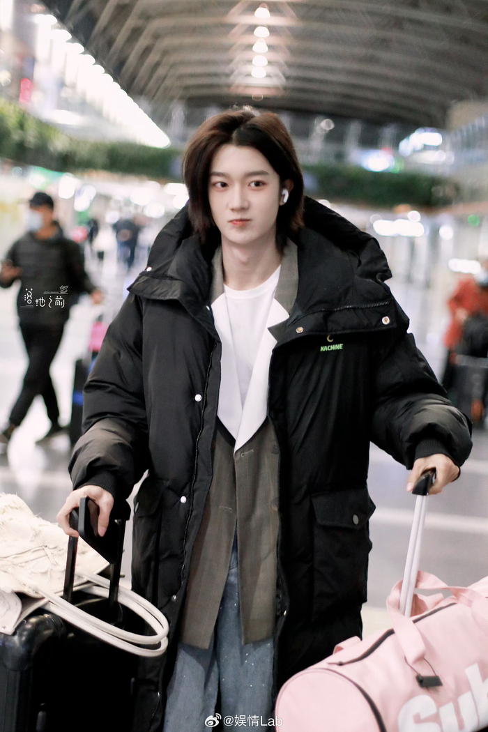 logo好像还在机场跟粉丝说"期待更多惊喜",一整个迫不及待了今日份