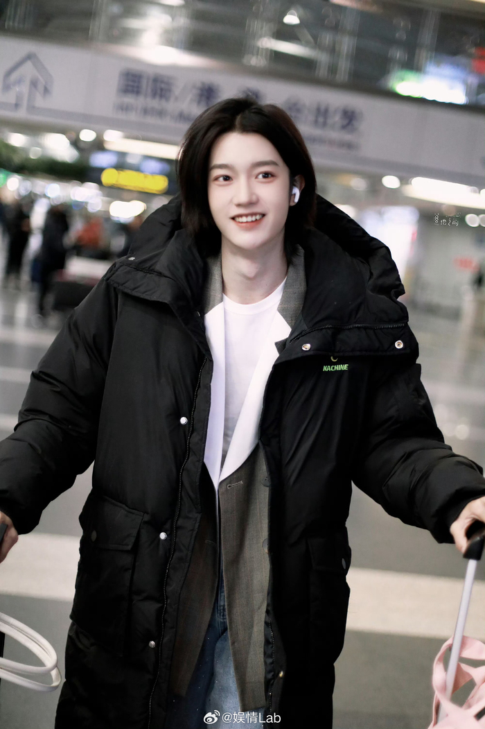 logo好像还在机场跟粉丝说"期待更多惊喜",一整个迫不及待了今日份