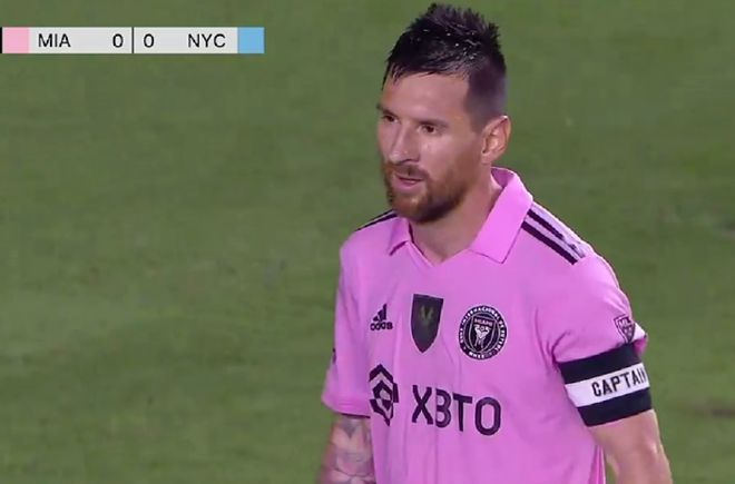 梅西疯狂吐饼,赛后跟对手理论,拒绝索要球衣,黑脸离场__财经头条