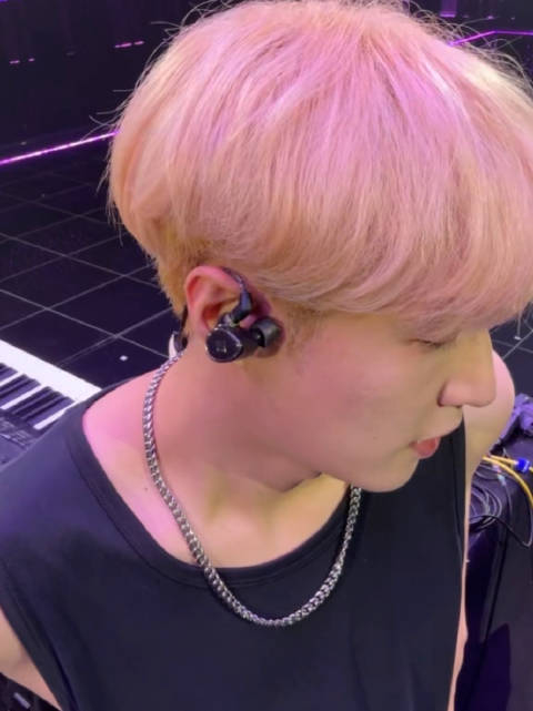 耳返带在张艺兴的耳朵上就显得如此特别