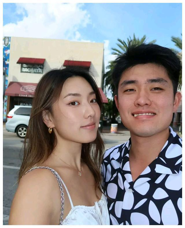 吴易昺带美女友游迈阿密,网友感叹:夺冠后竟如神仙一般快乐!