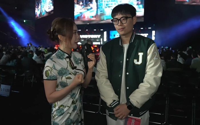 余霜采访theshy男粉丝:希望theshy能再次圆梦!|余霜|theshy_新浪新闻