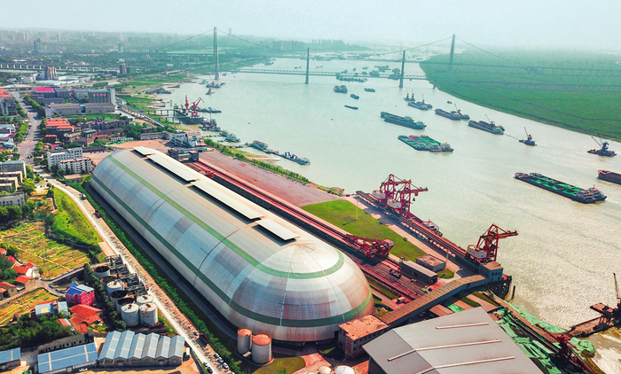 湖南省岳阳市城陵矶港“胶囊”形散货大棚（2023年4月17日摄）。陈泽国摄/本刊