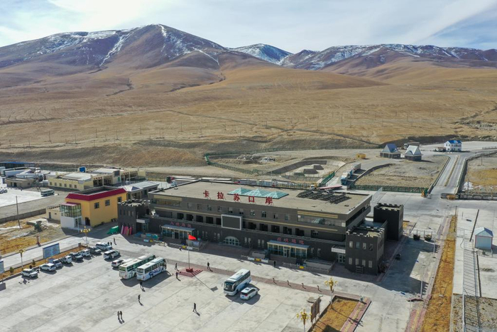 从红其拉甫口岸向北,200公里处,矗立着连接中国和塔吉克斯坦的卡拉苏