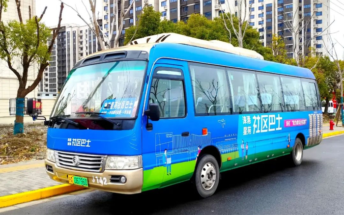 建设可以扫码打车,直接定位的暖心车站,线上平台只匹配出租车服务