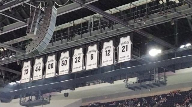 据马刺随队记者jeff garcia报道,原本已经退役并悬挂在邓肯球衣旁边的