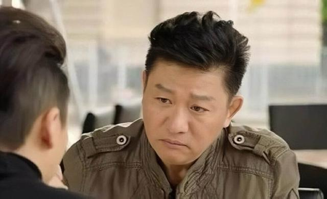 香港知名男星宣布复出,身材发胖变油腻大叔,被曝婚内出轨契妹|詹秉熙