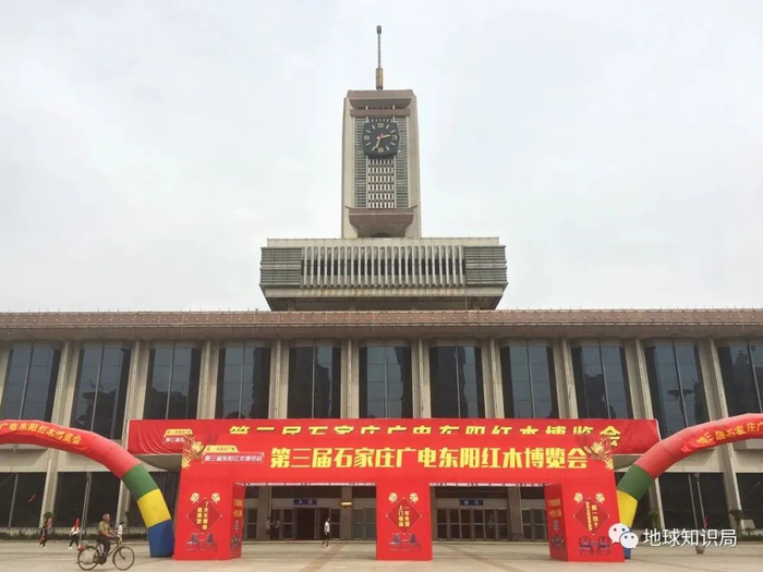 区的一部分2017年,城市之中被包围的"老火车站"石家庄第二代火车站,是