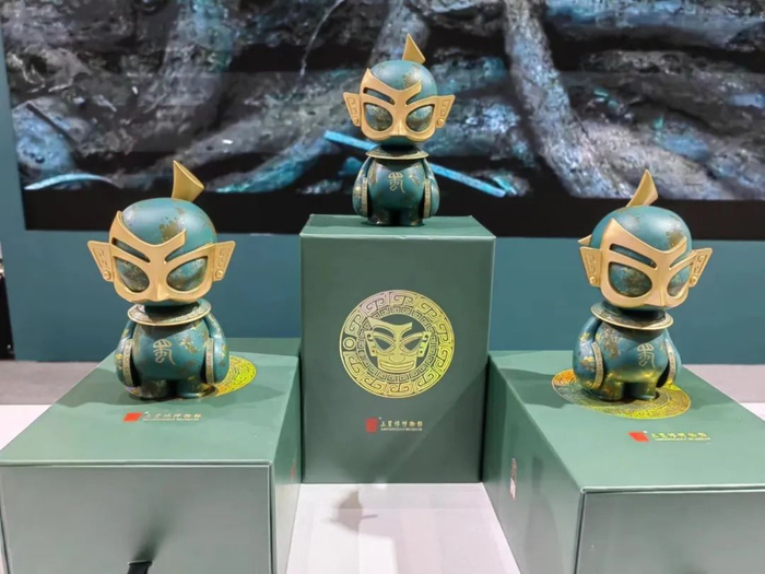 同时,他为三星堆古蜀文化遗址博物馆开馆设计的限量版纪念品"青铜立人