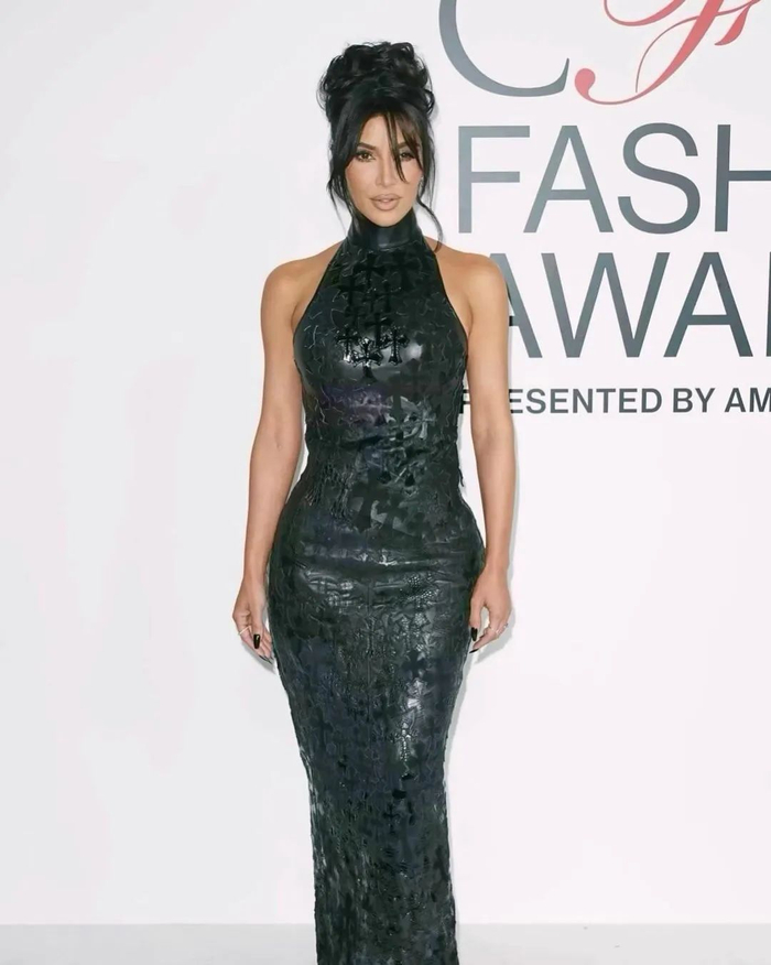 「卡戴珊」性感上身"克罗心十字架"皮裙,又开始玩银了.