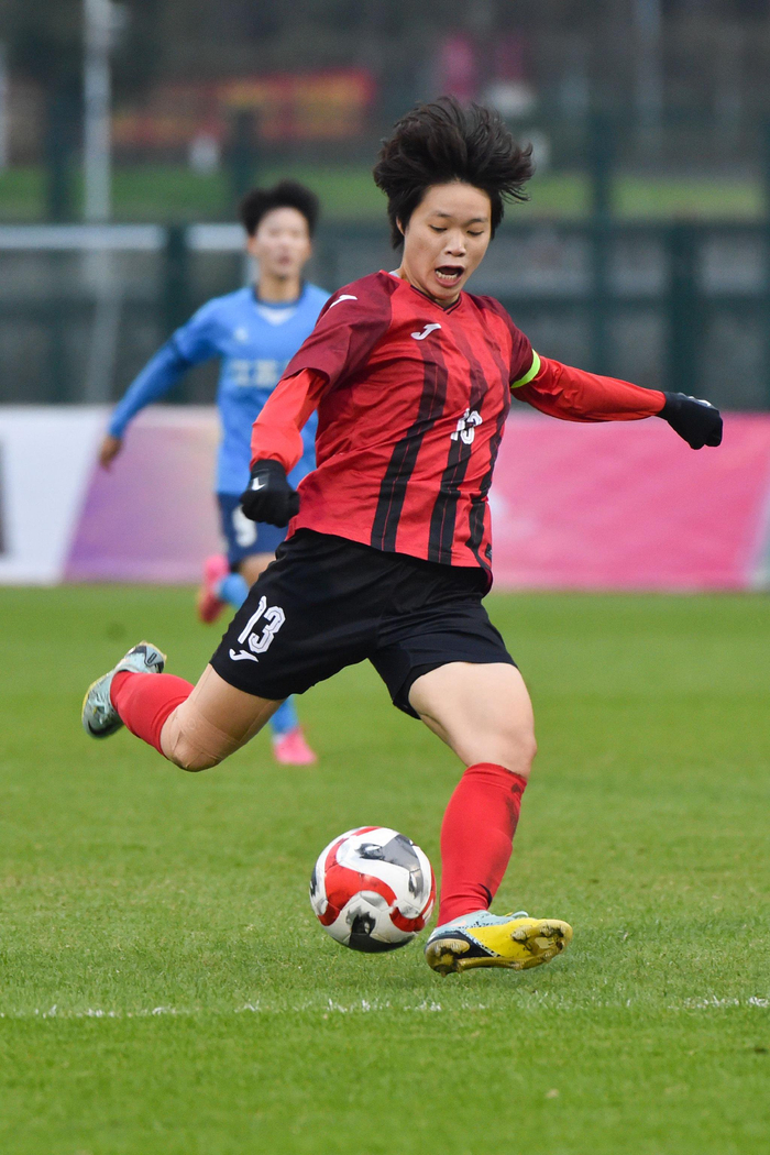 新华社发(方东旭摄)11月11日,江苏无锡队球员许燕露(左)和广东队球员