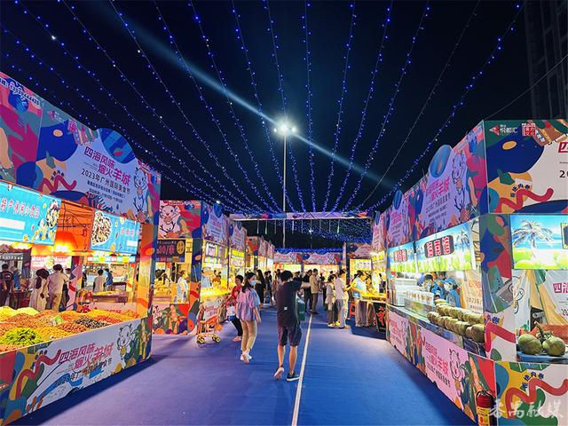 市民在摊位购买小吃(东环分会场)美食节现场(东环分会场)美食节现场