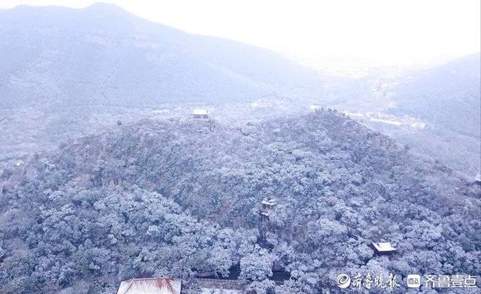 今冬第一場雪濟南千佛山滿山玉樹瓊枝和瓊樓玉宇