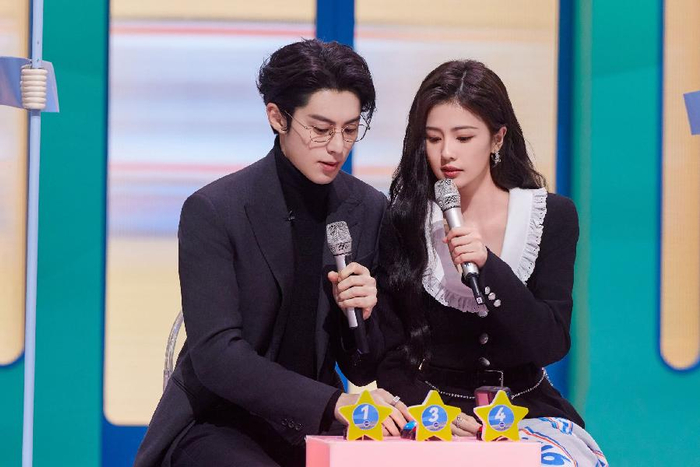 王鹤棣跪地"求婚"白鹿 好六街上演高甜画面|王鹤棣|白鹿|彩票_新浪