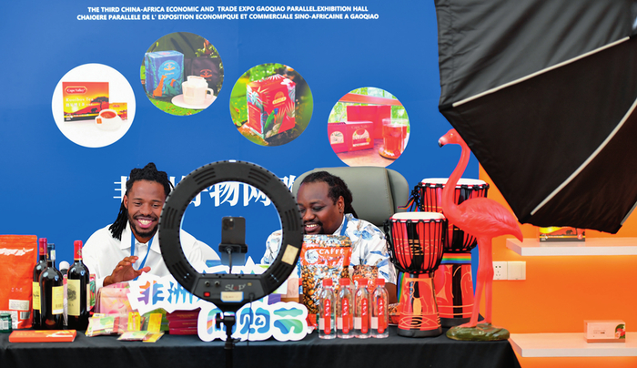 在中非经贸合作促进创新示范园（湖南高桥大市场），来自非洲的主播在直播带货（2023年6月30日摄）。陈泽国摄/本刊