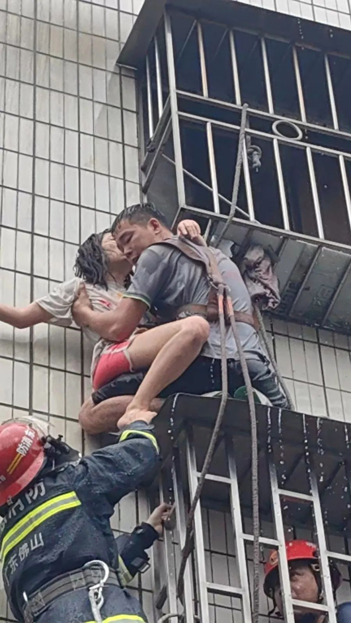 公寓起火女子抱宝宝被困 3名空调维修工奋力救人|救援|防盗网|救人_新