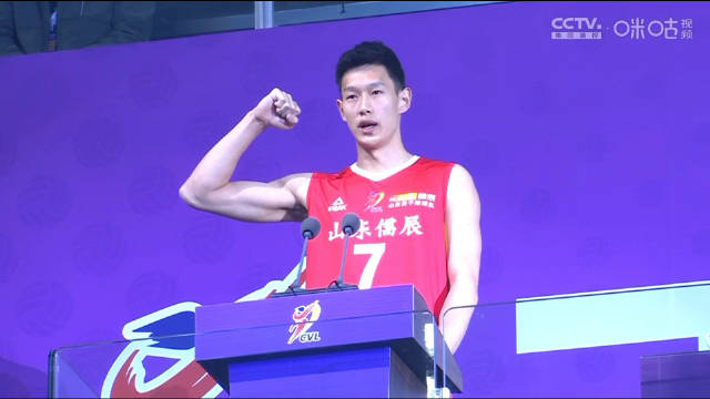 山东儒辰男排接应王径一代表全体运动员宣誓