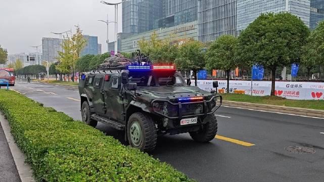 执行南京马拉松大赛安保任务的武警猛三装甲车