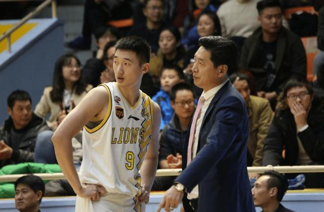 离开广州男篮,李京龙又是因为李春江的关系加盟深圳男篮,拿到一份两年