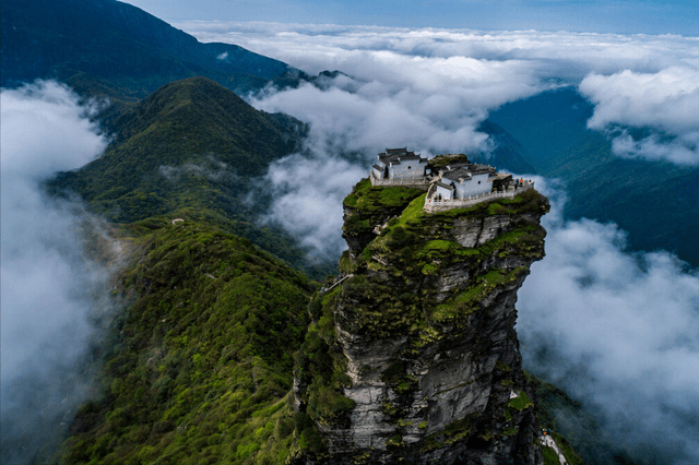 梵净山位于贵州省东北部的铜仁地区,海拔2572米之高,以拔地通天之势