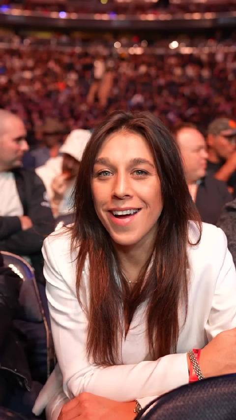 波兰名宿乔安娜来到现场为阿斯皮纳尔加油